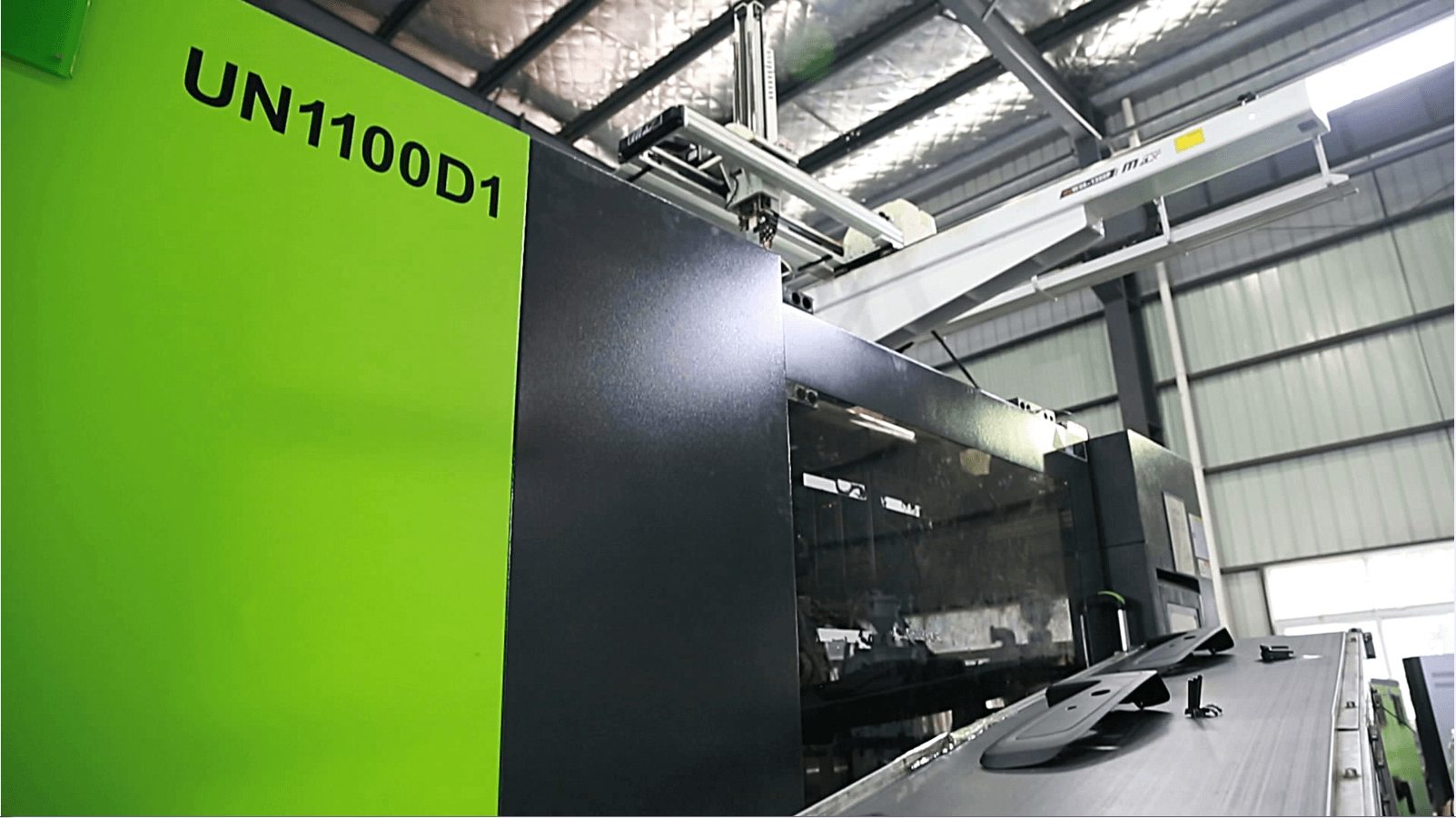 银宝山新：UN1100 D1两板机，生产广菲克汽车内饰件